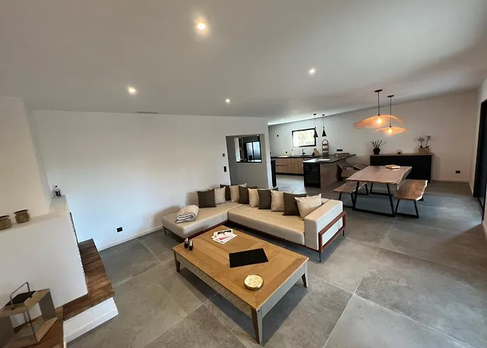 Bord De Piscine, Jacuzzi Villa *