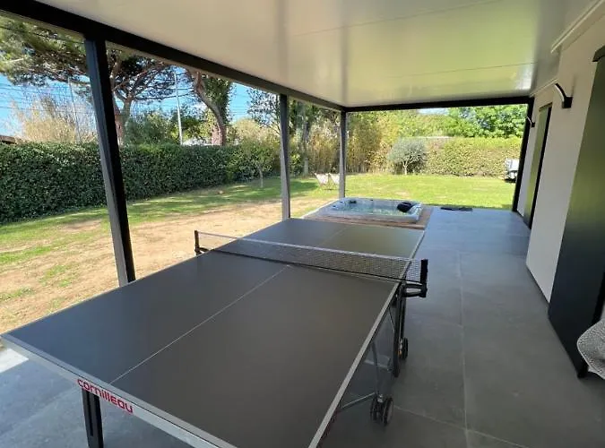 Bord De Piscine, Jacuzzi Hyères