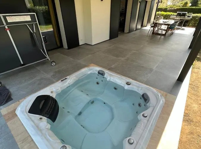 Bord De Piscine, Jacuzzi Hyères