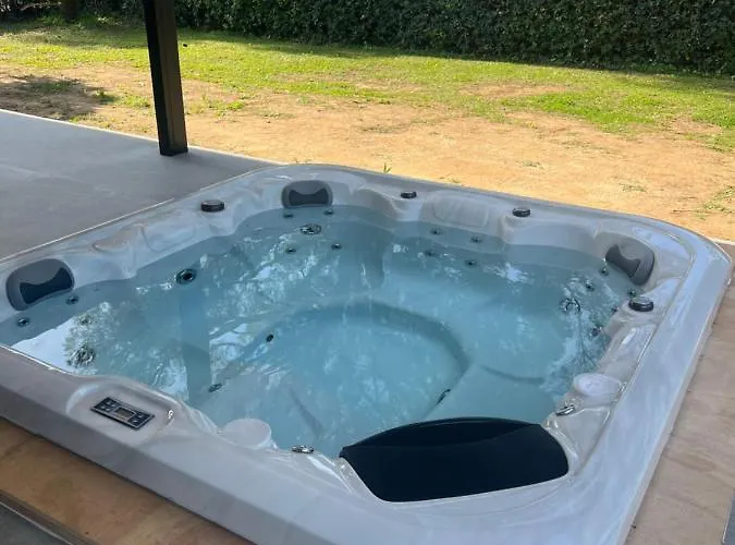 Bord De Piscine, Jacuzzi Villa *