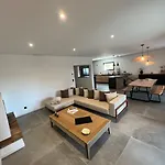 Bord De Piscine, Jacuzzi Villa *