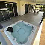 Bord De Piscine, Jacuzzi Hyeres