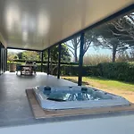 Bord De Piscine, Jacuzzi Villa