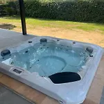 Bord De Piscine, Jacuzzi Villa *