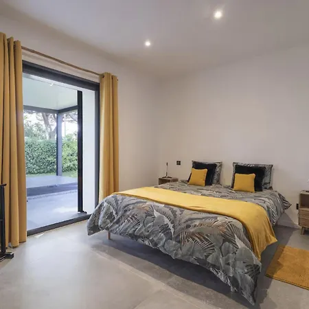 Bord De Piscine, Jacuzzi * Hyeres