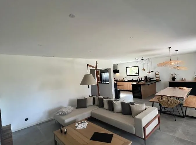 Bord De Piscine, Jacuzzi Villa *