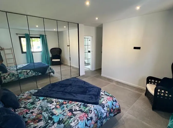 Bord De Piscine, Jacuzzi Villa *