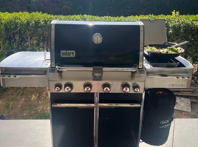 Bord De Piscine, Jacuzzi Hyères